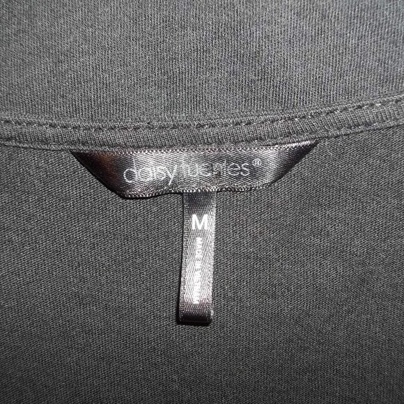 Daisy Fuentes Womens Top Blouse Size Medium Scoop Neckline Ruffles Casual Black - Picture 4 of 6